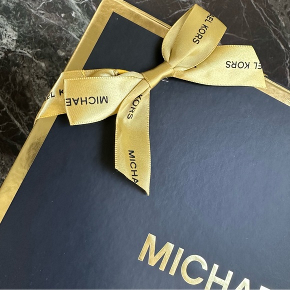Michael Kors gift box - Picture 4 of 9